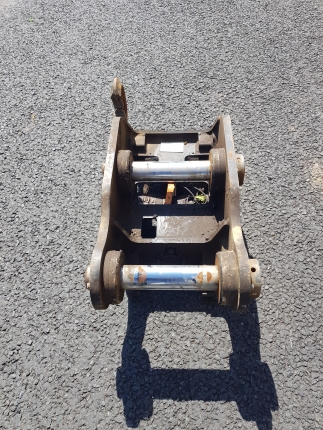Used - QS60 / S60 (Q-Safe) hitch for Kobelco SK140 (65mm pin, 370mm centres, 254mm gap)